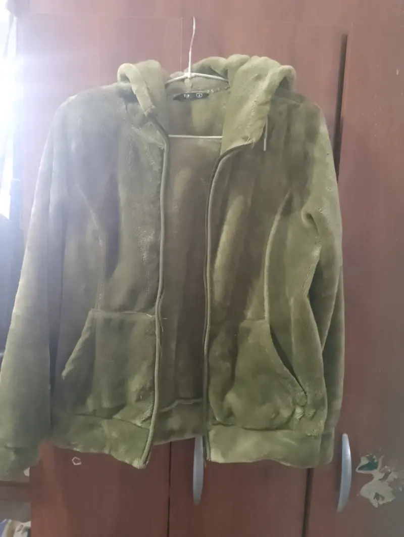 Chaqueta de felpa verde con capucha