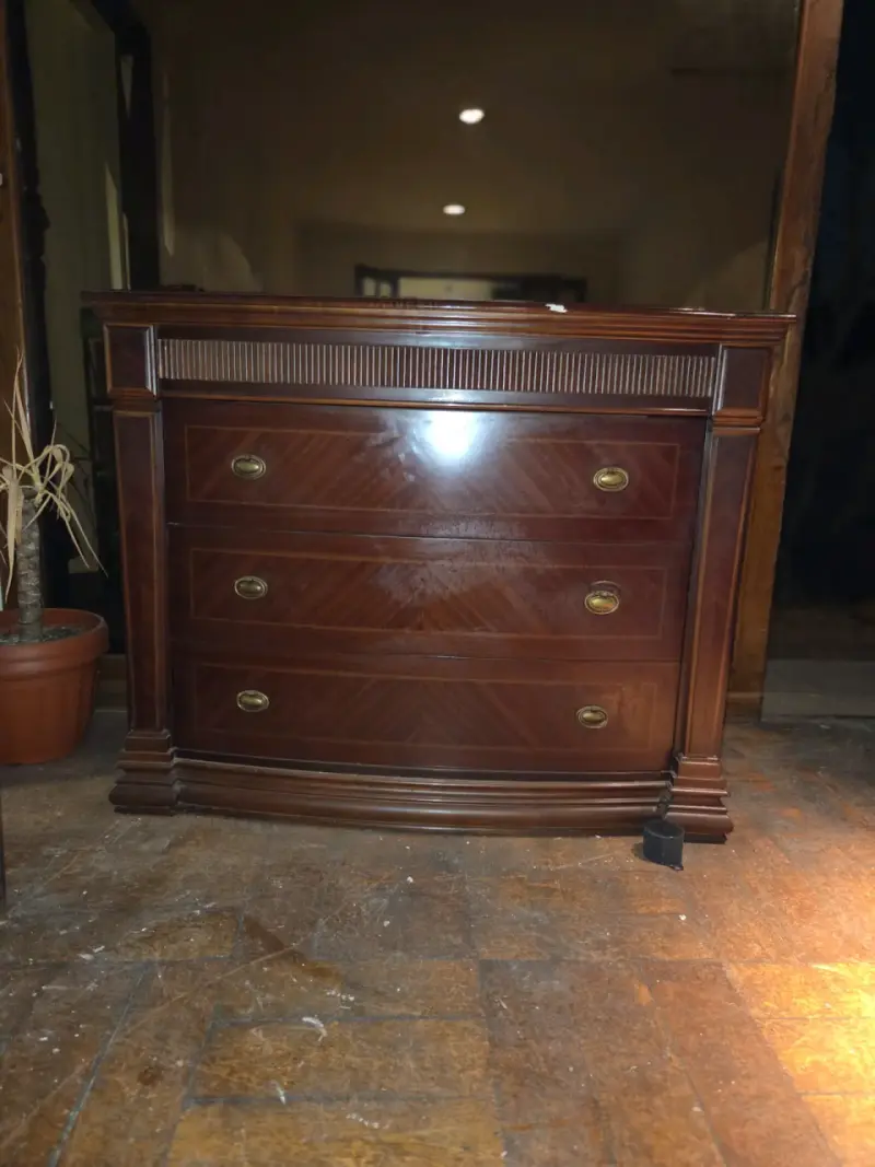 Cómoda de madera clásica con tres cajones