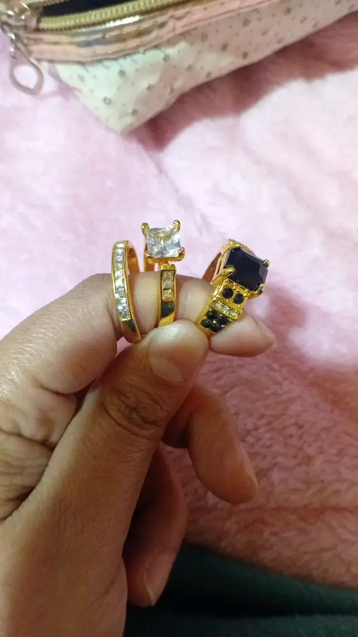 Anillos dorados con piedras brillantes