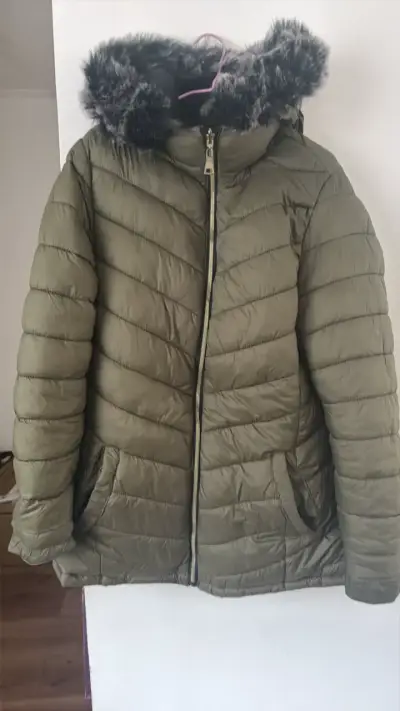 Parka verde y negra  con capucha de piel sintética - miniatura 1