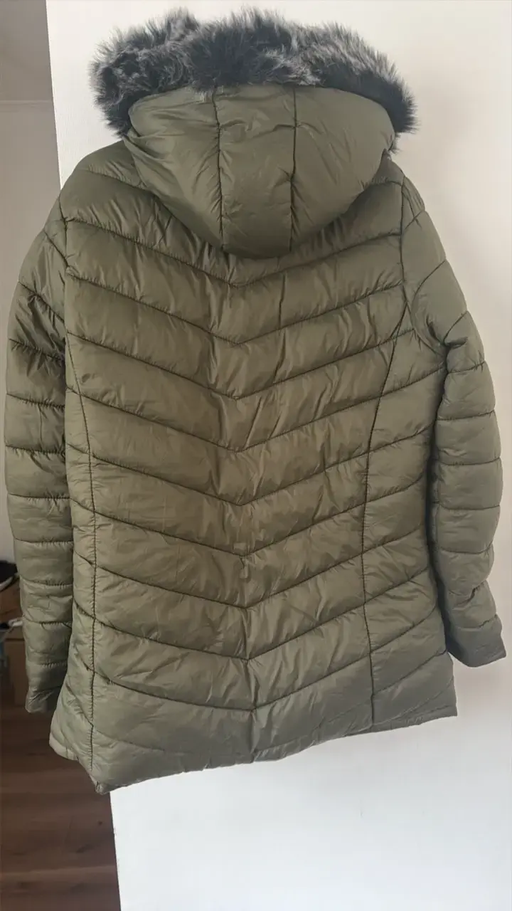 Parka verde y negra con capucha de piel sintética - 2
