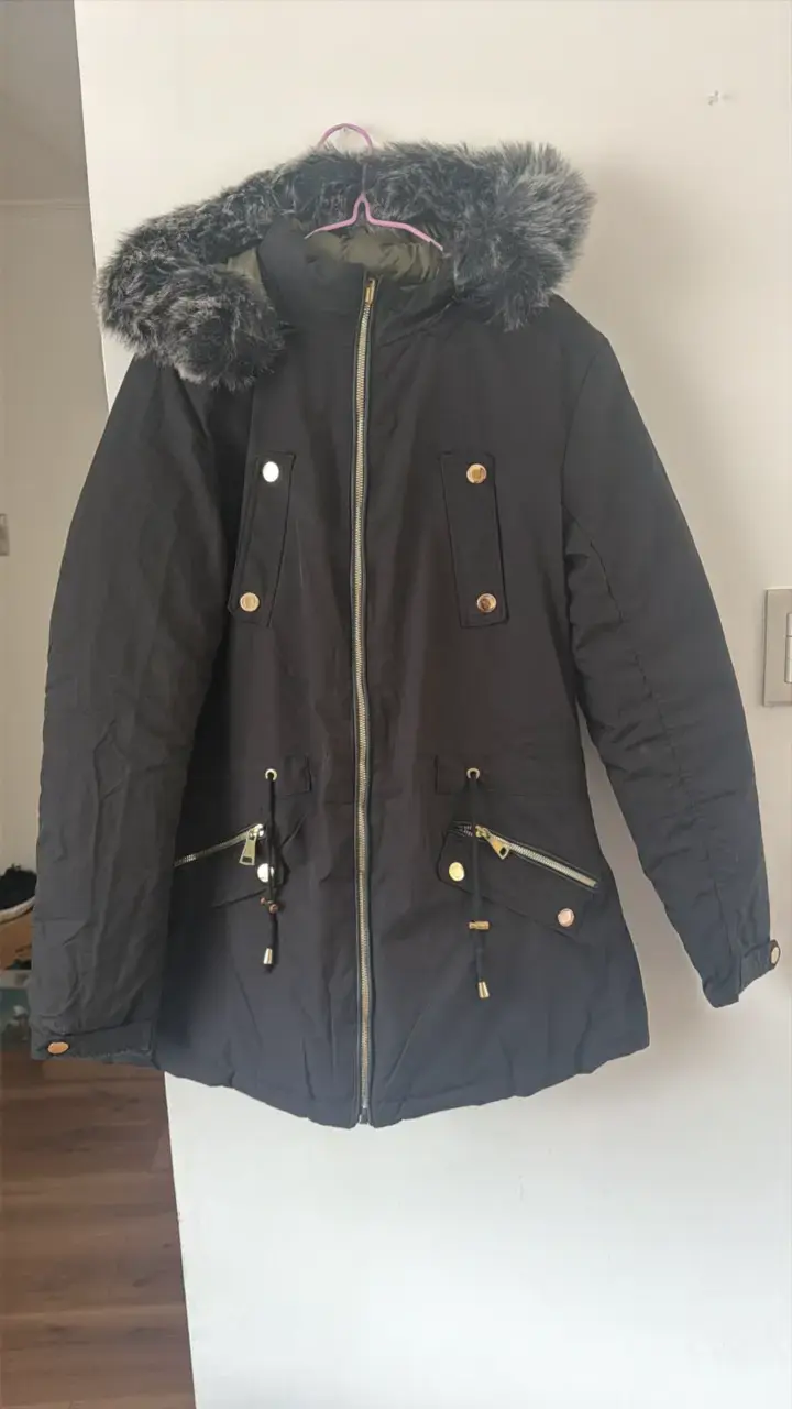 Parka verde y negra con capucha de piel sintética - 3