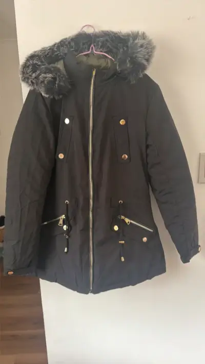 Parka verde y negra  con capucha de piel sintética - miniatura 4