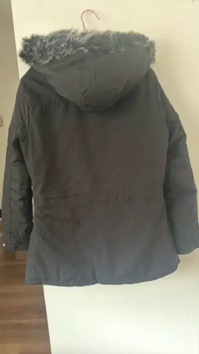 Parka verde y negra  con capucha de piel sintética - miniatura 5