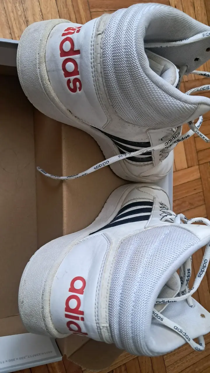 Zapatillas Adidas blancas con logo rojo - 1