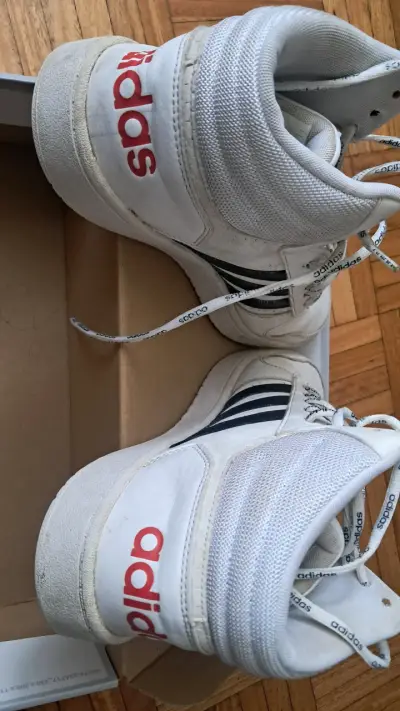 Zapatillas Adidas blancas con logo rojo - miniatura 1