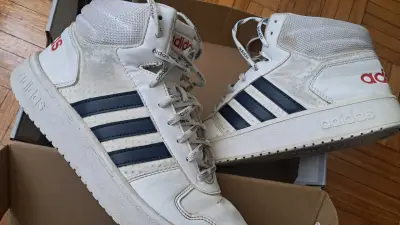Zapatillas Adidas blancas con logo rojo - miniatura 2