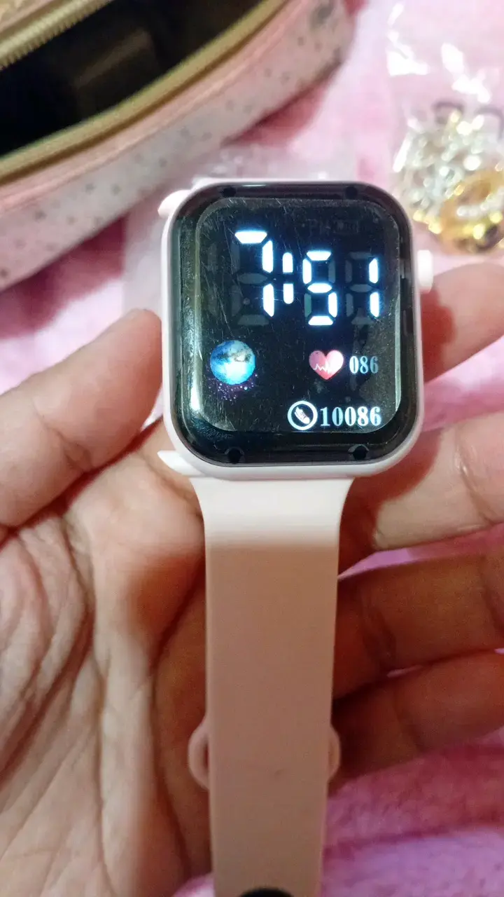 Smartwatch con correa blanca y pantalla digital