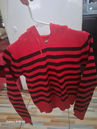 Polerón rayado rojo y negro con capucha - miniatura 1