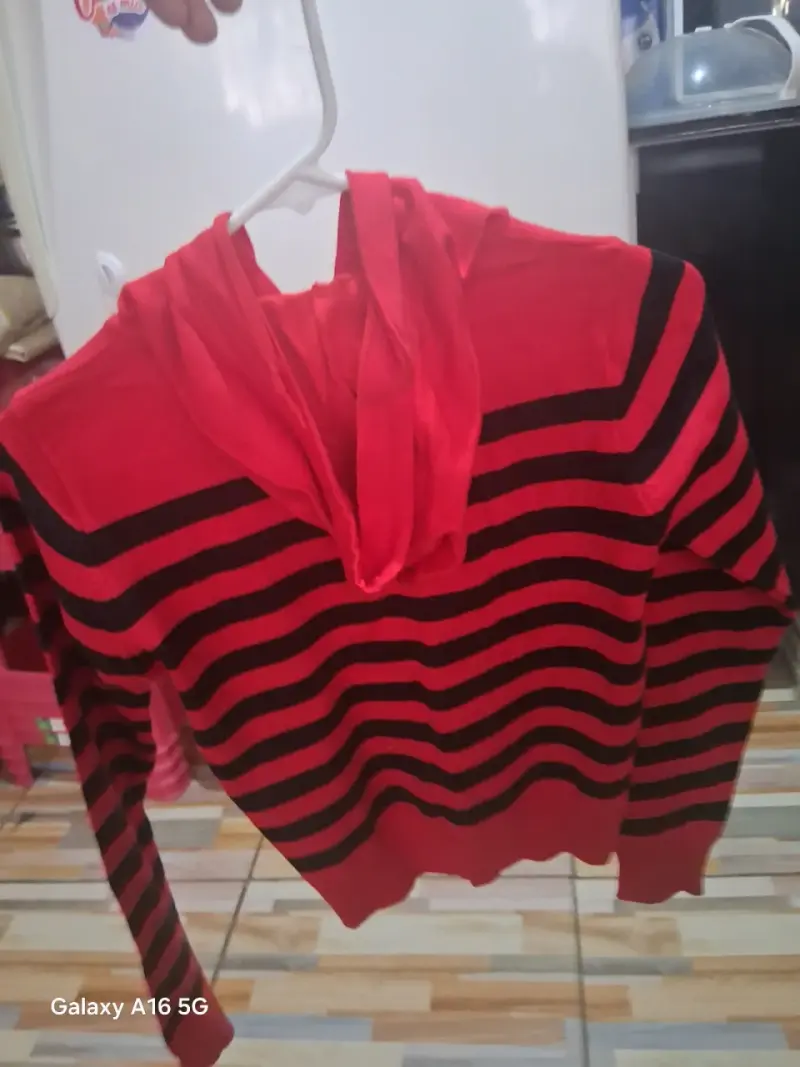 Polerón rayado rojo y negro con capucha - 2