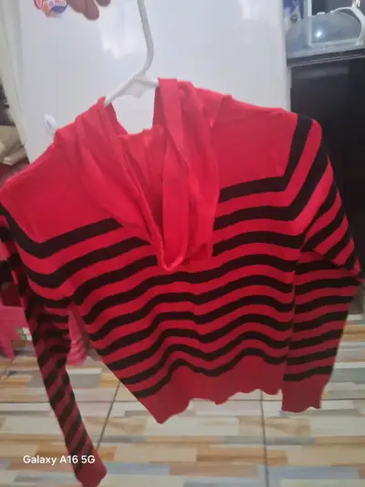 Polerón rayado rojo y negro con capucha - miniatura 2