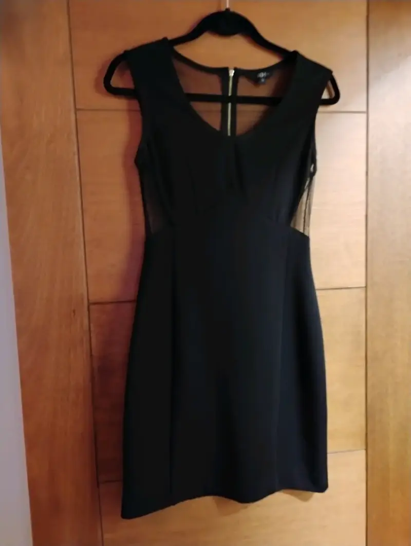Vestido negro elegante con malla