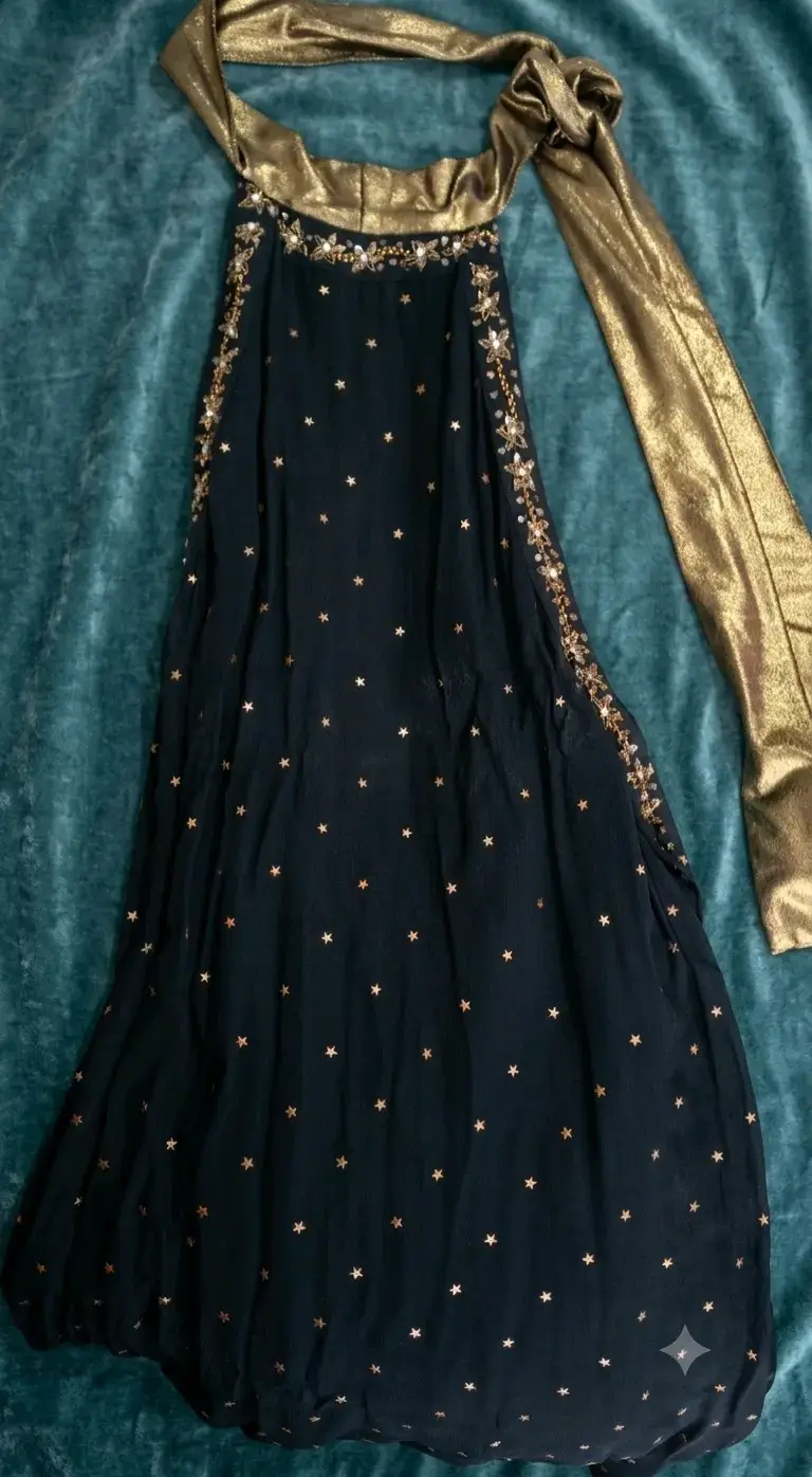 Vestido negro con detalles dorados