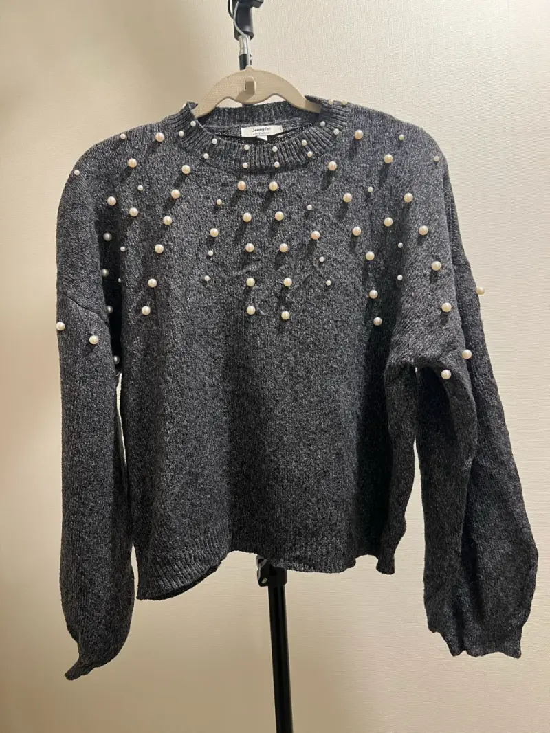 Suéter gris con perlas decorativas