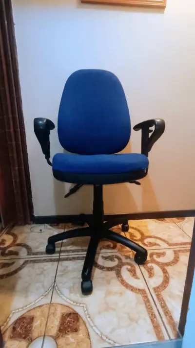 Silla de oficina azul - miniatura 1