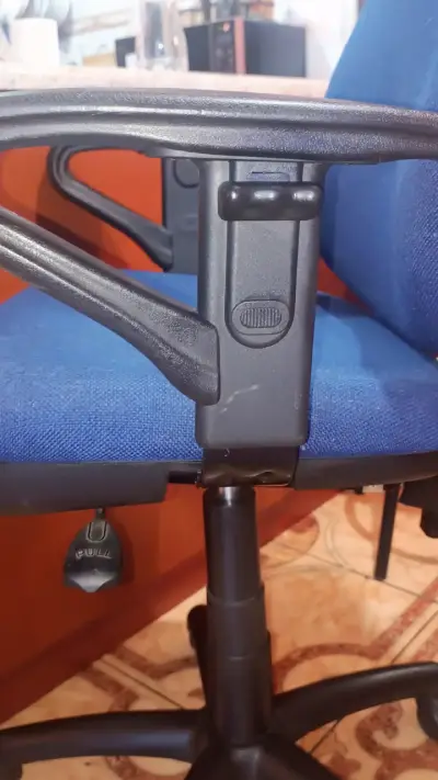 Silla de oficina azul - miniatura 3