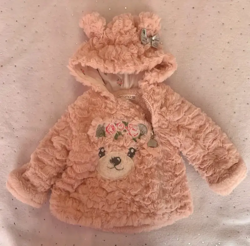 Abrigo de peluche rosado para bebé con capucha