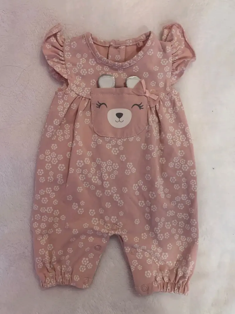 Enterito de bebé rosa con diseño de osito