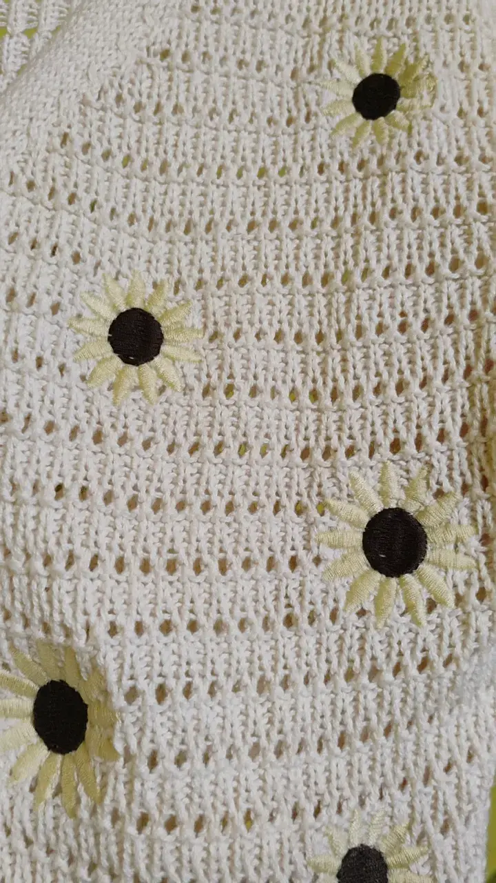 Cardigan tejido blanco con flores - 3