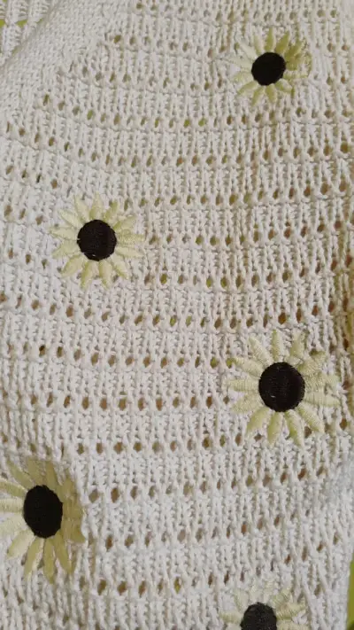 Cardigan tejido blanco con flores - miniatura 3