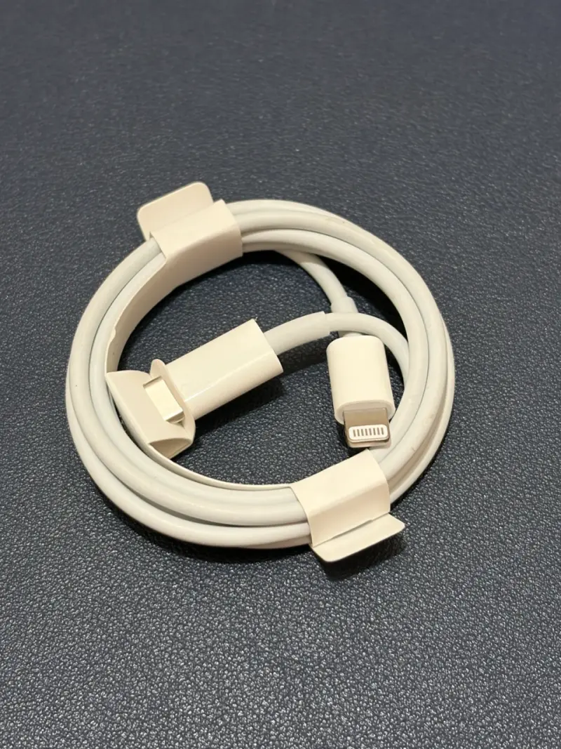 Cable cargador USB-C a Lightning blanco