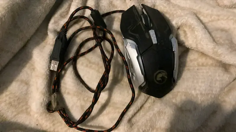 Mouse gamer con cable USB ergonómico