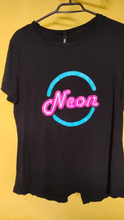 Polera negra con diseño neón FES - miniatura 1