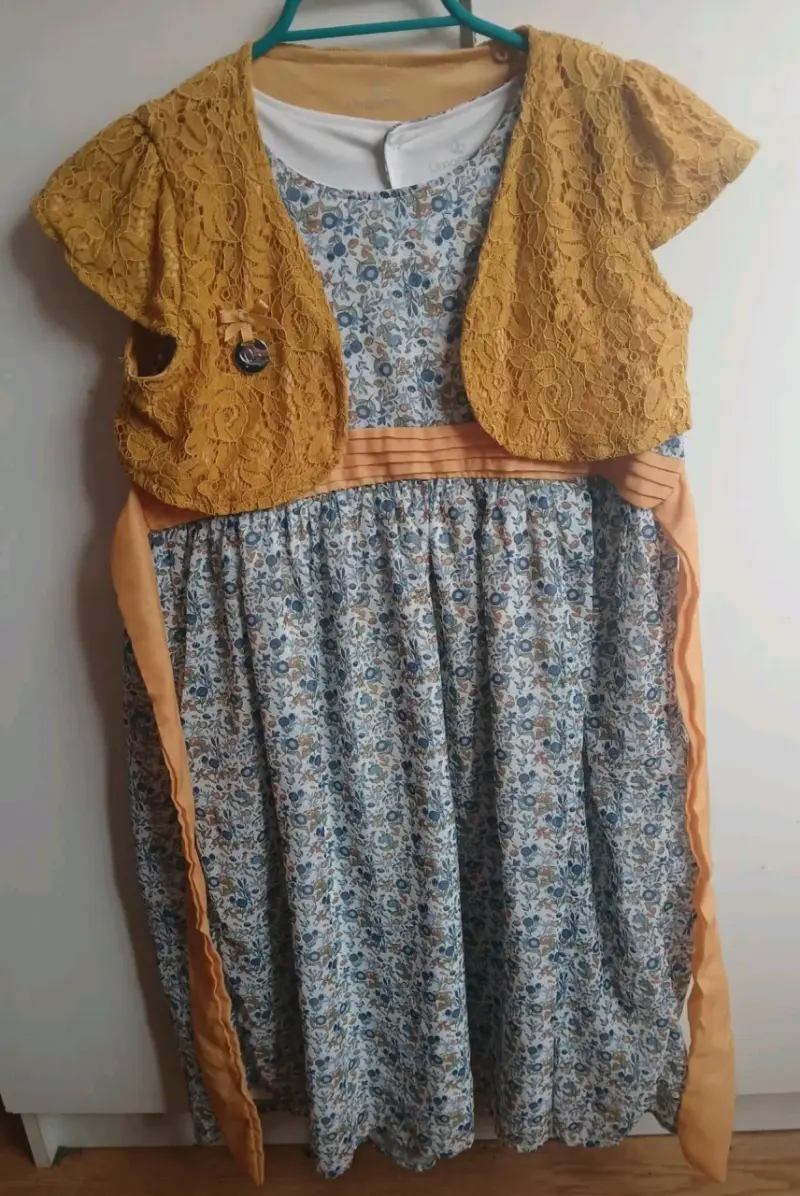 Vestido floral con chaleco de encaje amarillo