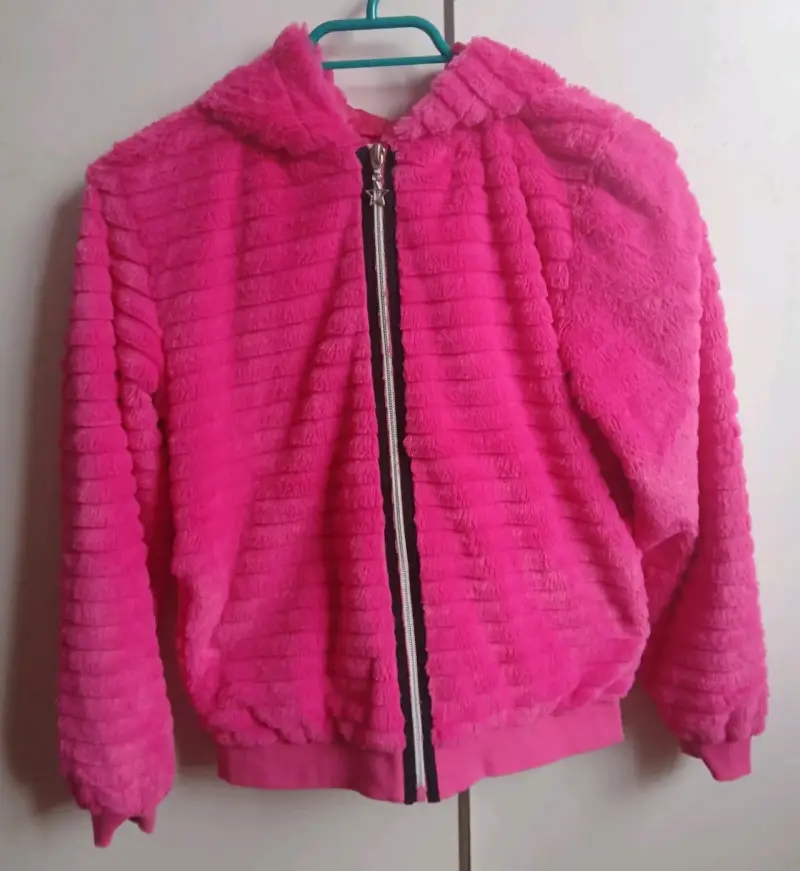 Chaqueta de felpa rosada con capucha
