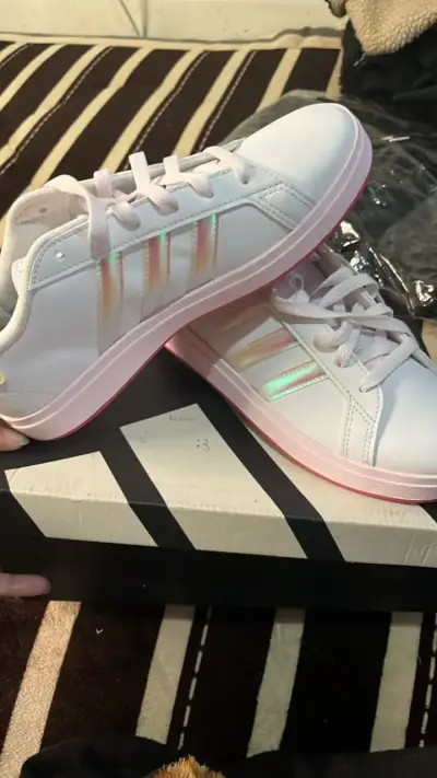 Zapatillas deportivas blancas con detalles iridiscentes - miniatura 1