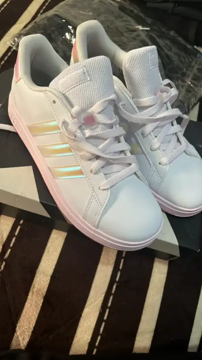 Zapatillas deportivas blancas con detalles iridiscentes - miniatura 3