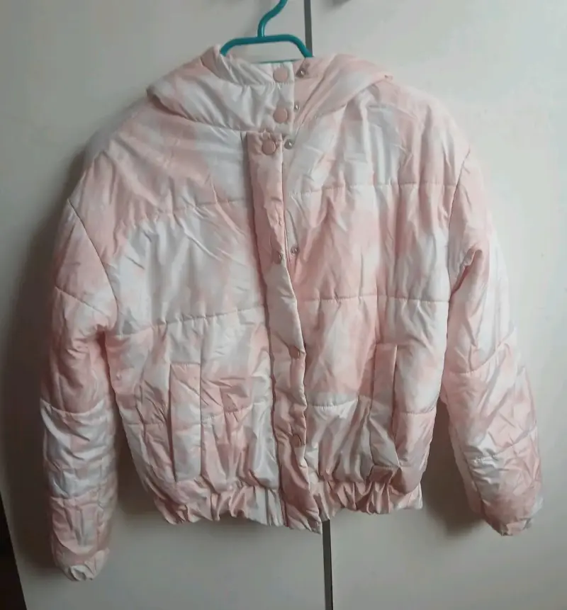 Chaqueta acolchada rosada para niña