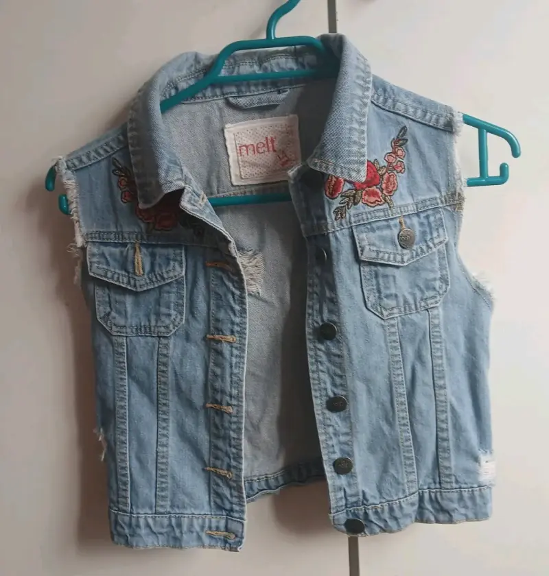Chaqueta de mezclilla con bordado floral
