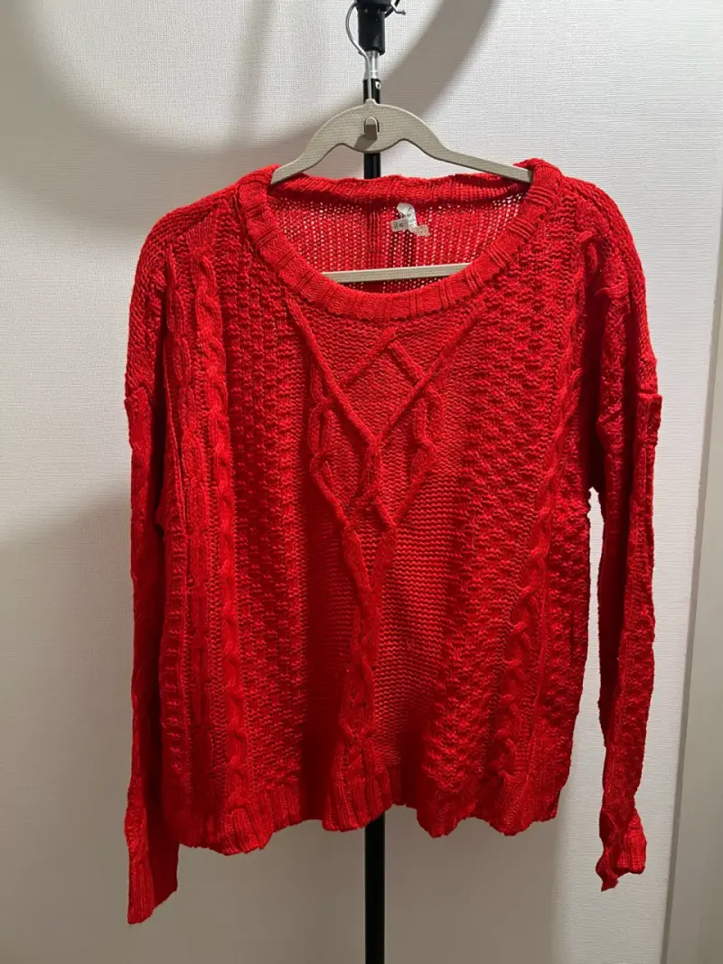 Suéter rojo tejido de punto grueso