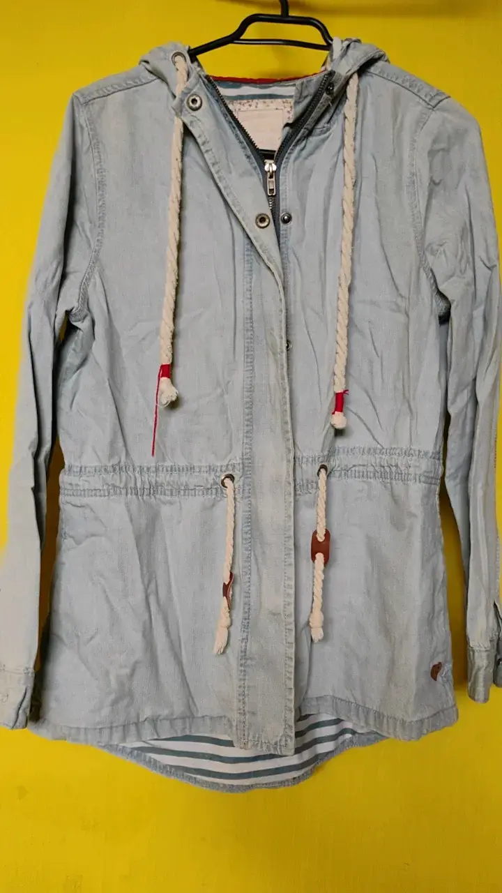 Chaqueta de mezclilla con capucha y cordones - 1