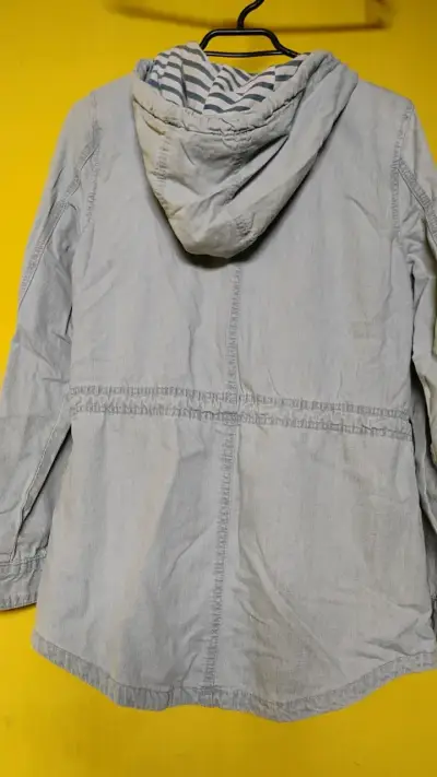 Chaqueta de mezclilla con capucha y cordones - miniatura 2