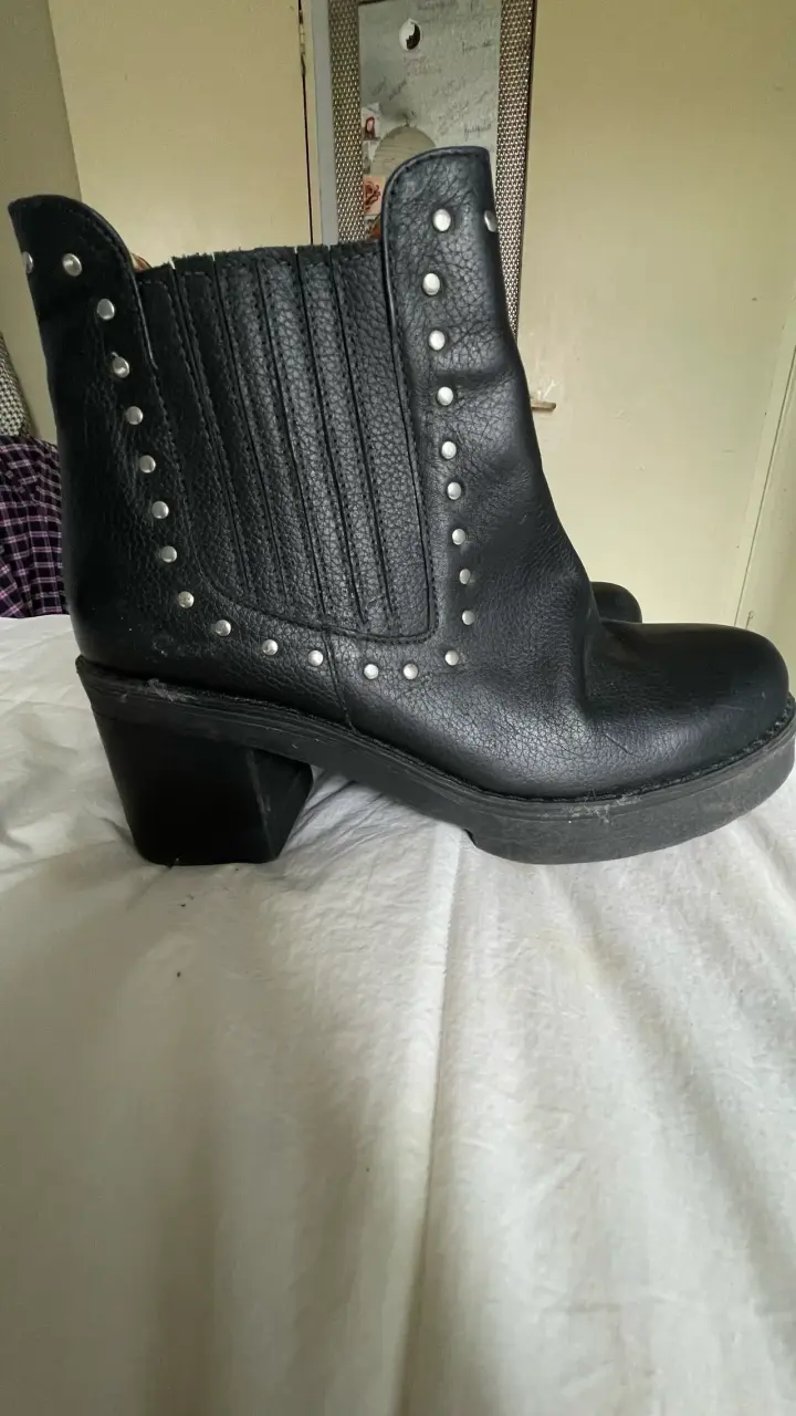 Botines negros de cuero con tachas - 1