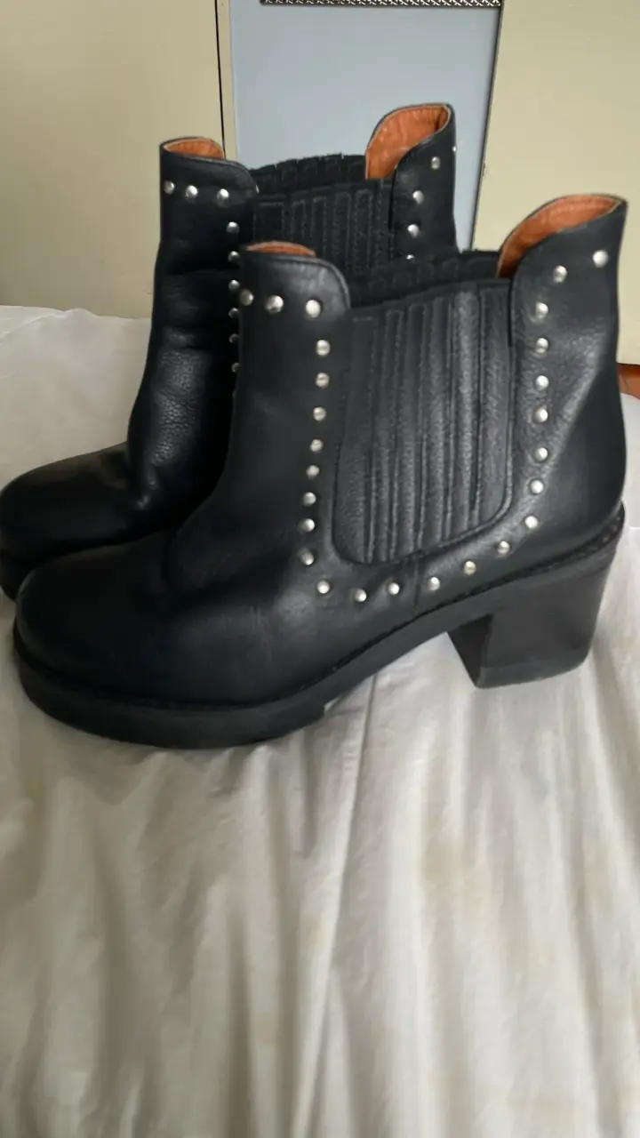 Botines negros de cuero con tachas - 4