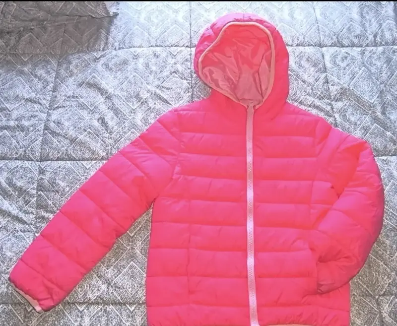 Chaqueta acolchada rosada con capucha