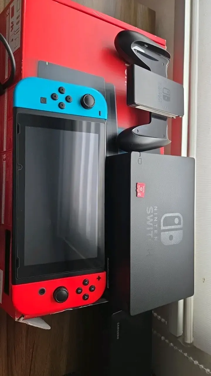 Consola Nintendo Switch con accesorios - 4