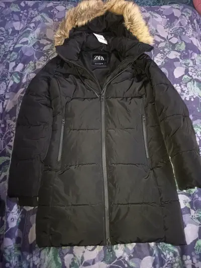Abrigo negro Zara con capucha de piel sintética - miniatura 1