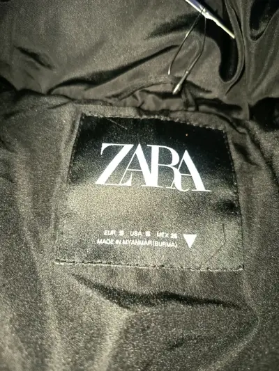 Abrigo negro Zara con capucha de piel sintética - miniatura 2