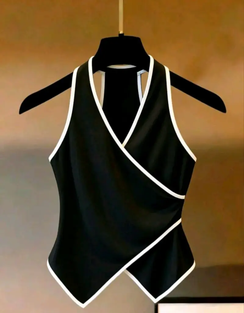 Top negro con ribete blanco elegante - 1