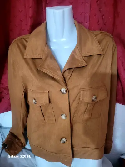 Chaqueta marrón de gamuza con bolsillos - miniatura 1