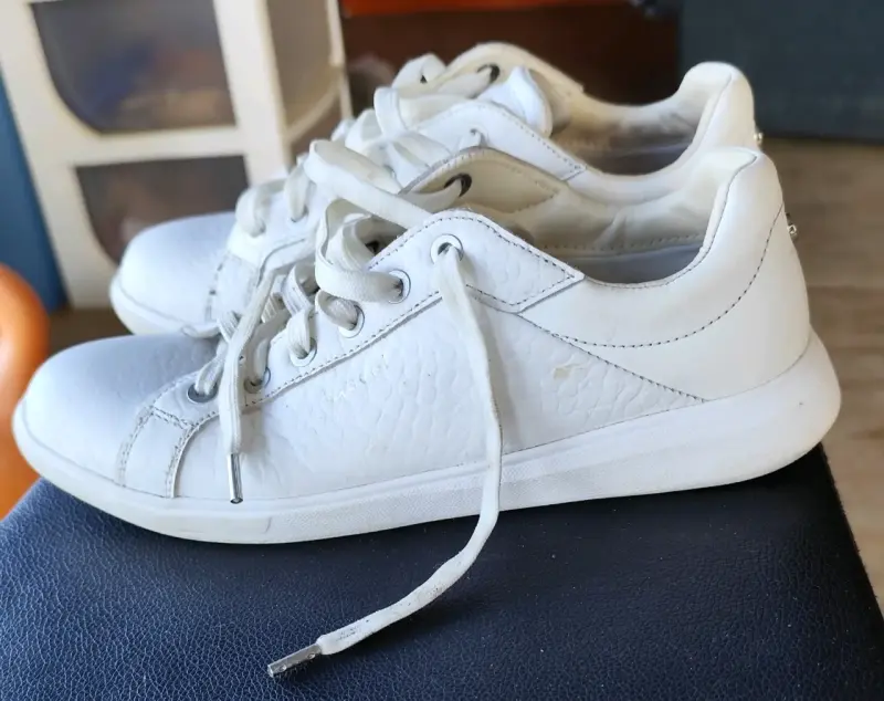 Zapatillas blancas de cuero marca Gacela. - 1