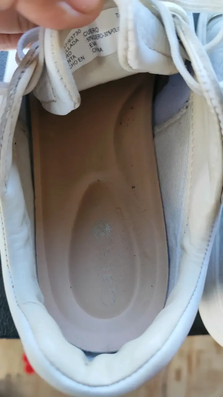 Zapatillas blancas de cuero marca Gacela. - 2