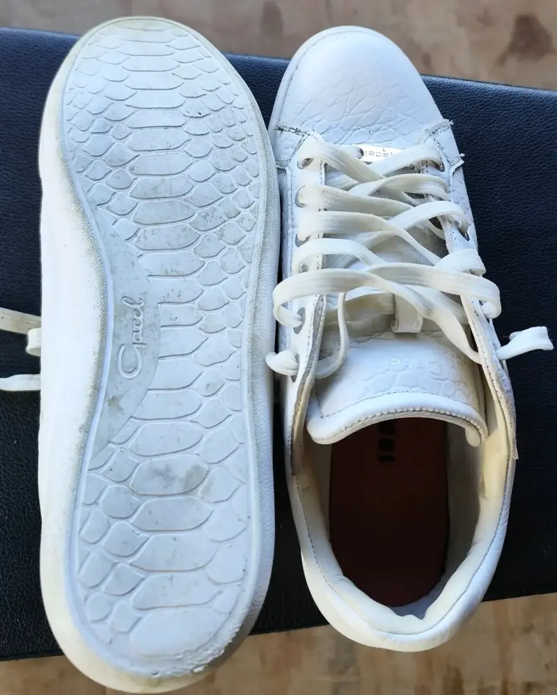 Zapatillas blancas de cuero marca Gacela. - 3