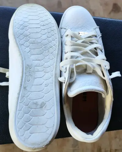 Zapatillas blancas de cuero marca Gacela. - miniatura 3