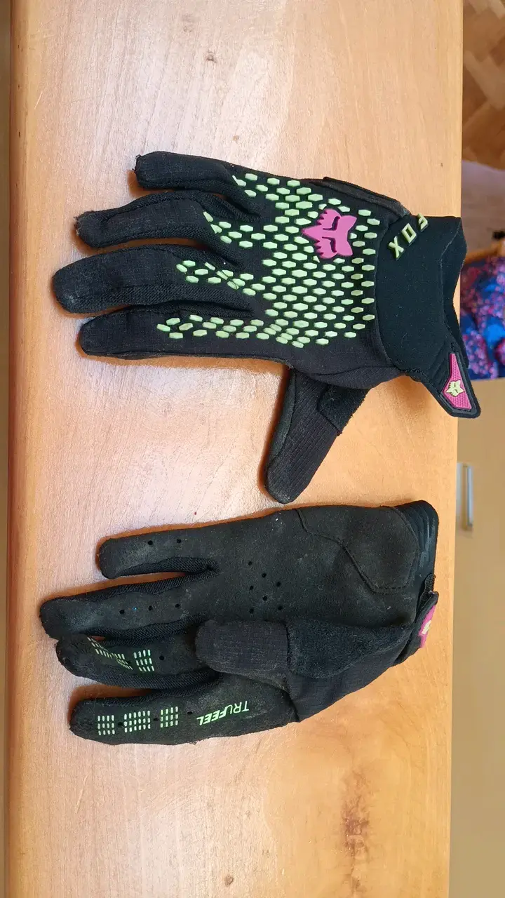 Guantes de ciclismo niño. Fox negros, diseño verde