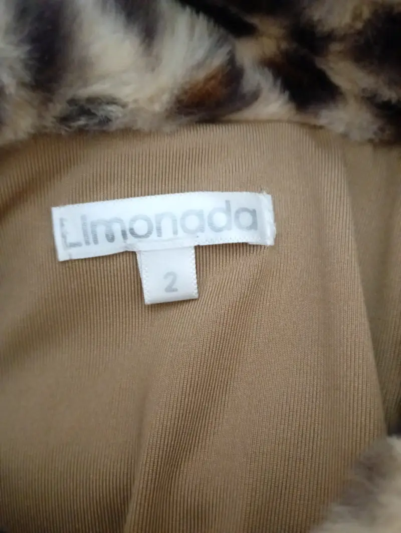 Abrigo de piel sintética con estampado animal - 4
